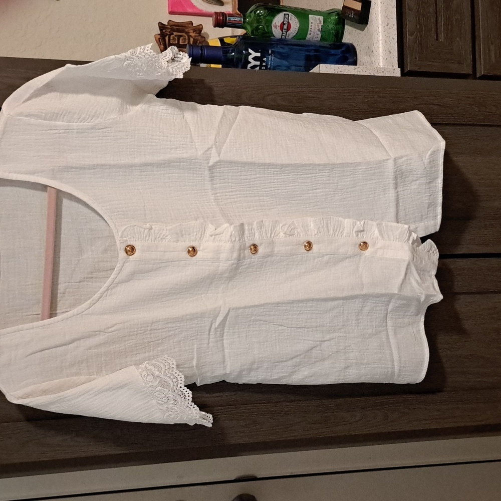 ♥️New White ruffle button top - Picture 6 of 8